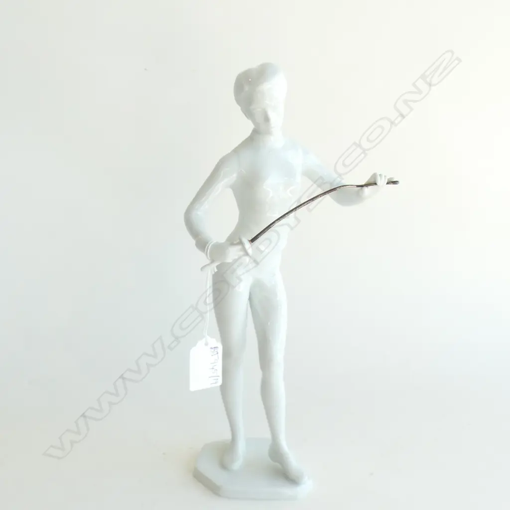 ALKA KUNST GERMAN WHITE PORCELAIN FENCING FIGURE w. SWORD H.300mm Image 1++
