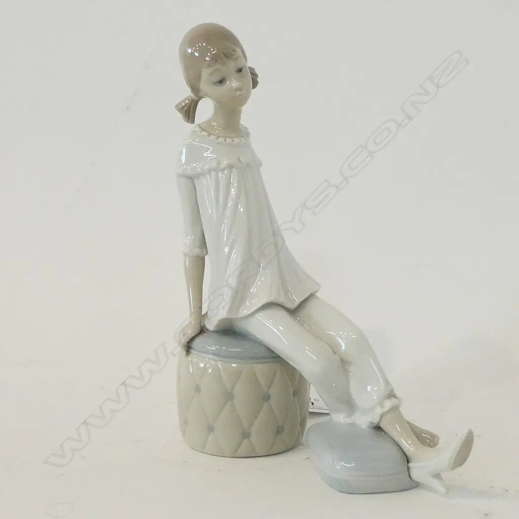 LLADRO FIGURINE; SEATED GIRL H.200mm Image 1++