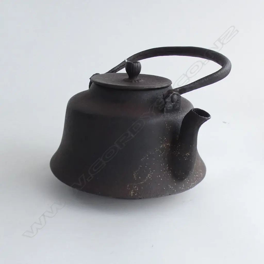ANTIQUE JAPANESE IRON LGE KETTLE Image 1++
