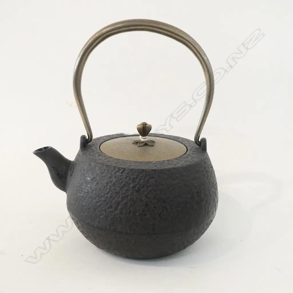 JAPANESE IRON TEAPOT BRONZE LID Image 1++