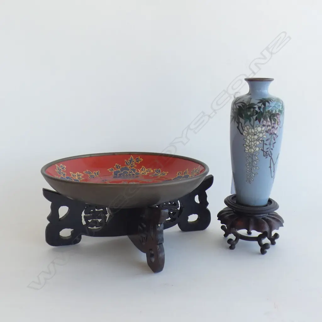 JAPANESE ENAMELLED PORCELAIN WARE DISH (DIA 195MM) WITH WOODEN STAND + VASE & STAND (H 210MM) Image 1++