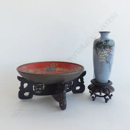 JAPANESE ENAMELLED PORCELAIN WARE DISH (DIA 195MM) WITH WOODEN STAND + VASE & STAND (H 210MM)