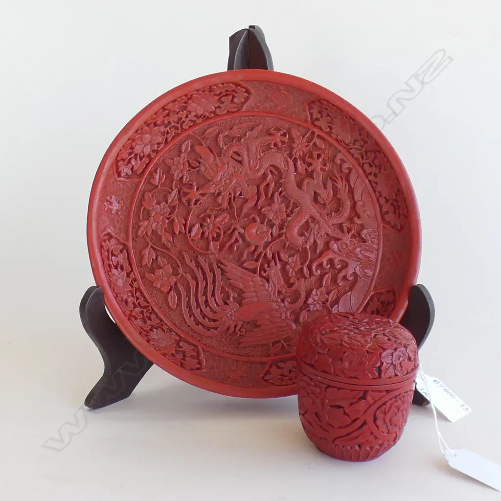ORIENTAL CINNABAR PLATE (DIA 200MM) & WOODEN STAND & LIDDED POT (H 70MM) Image 1++