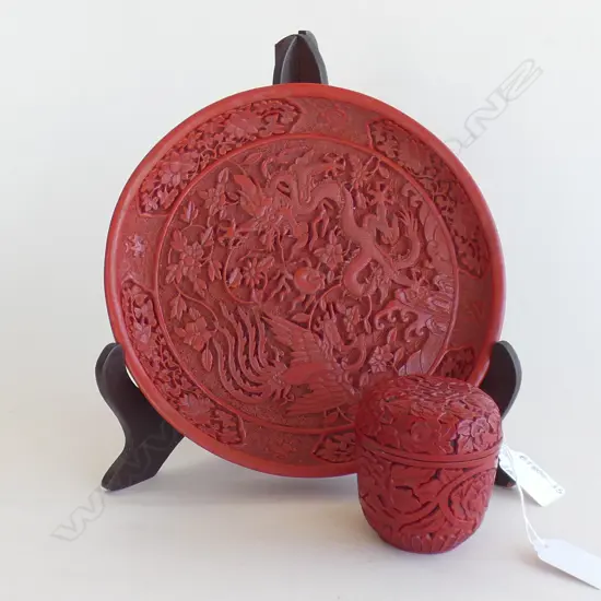 ORIENTAL CINNABAR PLATE (DIA 200MM) & WOODEN STAND & LIDDED POT (H 70MM)