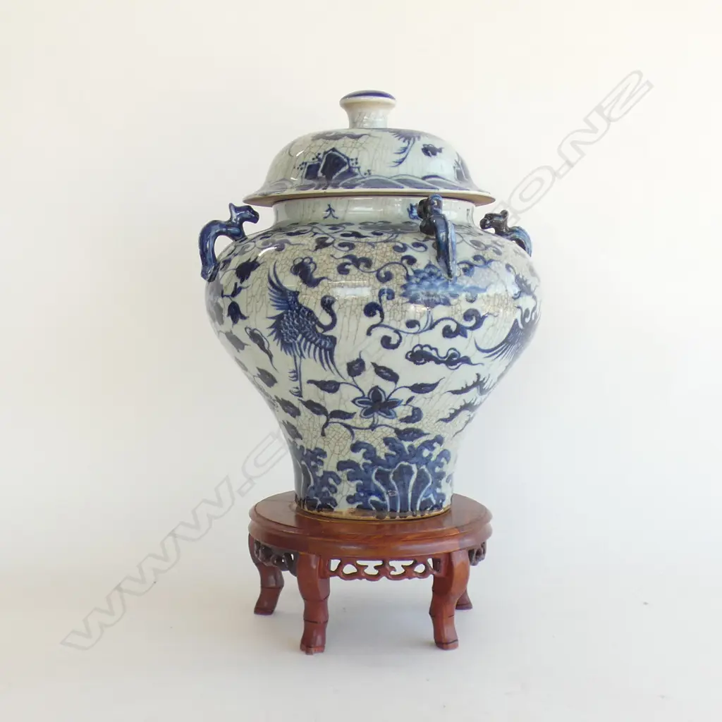 LG ORIENTAL BLUE & WHITE LIDDED URN WITH WOODEN STAND APPROX H 450MM - SOME DARK CRAZING Image 1++