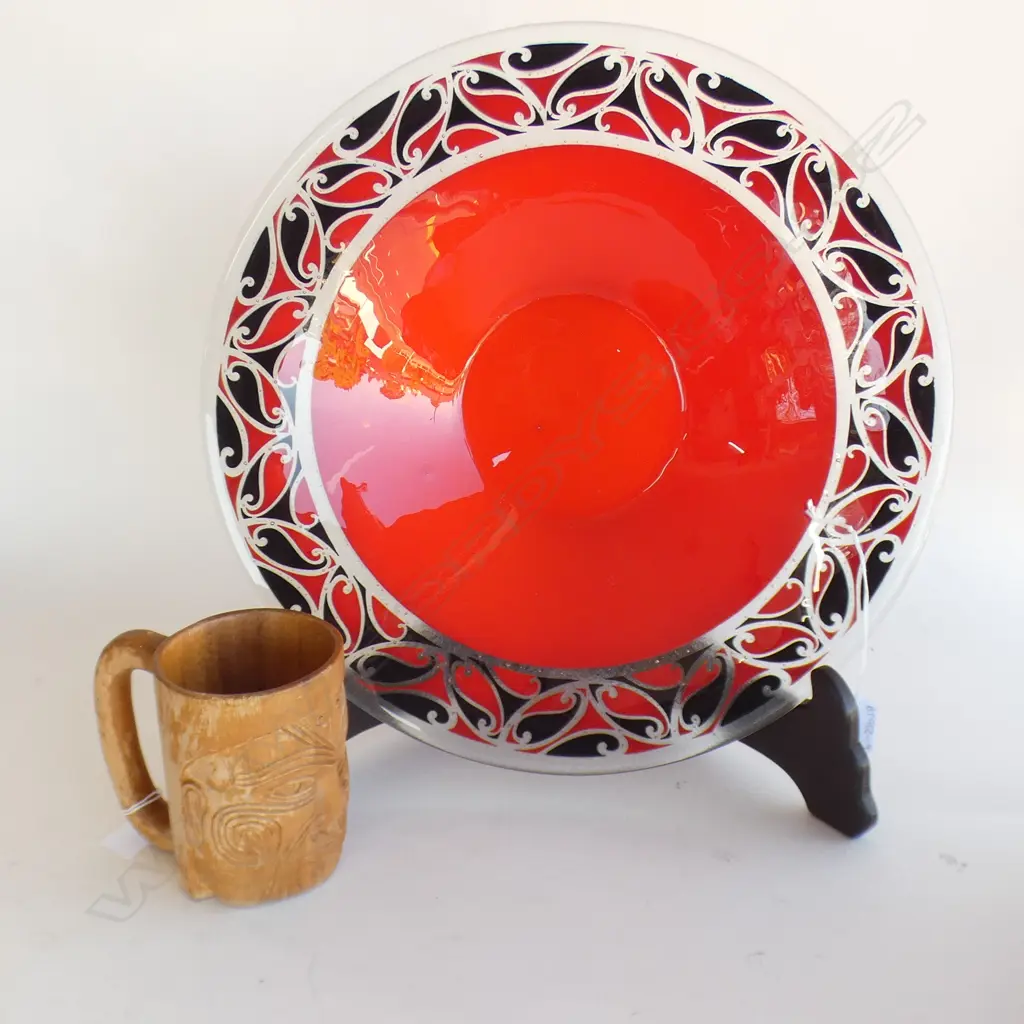 LG RED ART GLASS PLATE WITH MAORI DESIGN (DIA 400MM) + WOODEN HAND CARVED MAORI DESIGN MUG (H125MM) Image 1++