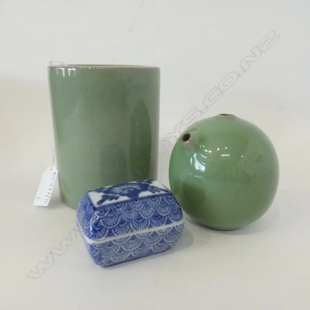 CHINESE CELADON BRUSH POT + WATER DROP & B/W SEAL BOX  Image 1++