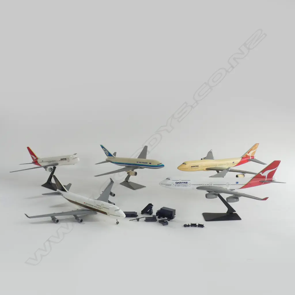 5 VINTAGE PLANE MODELS L.270mm + BAG OF GROUND CREW Image 1++