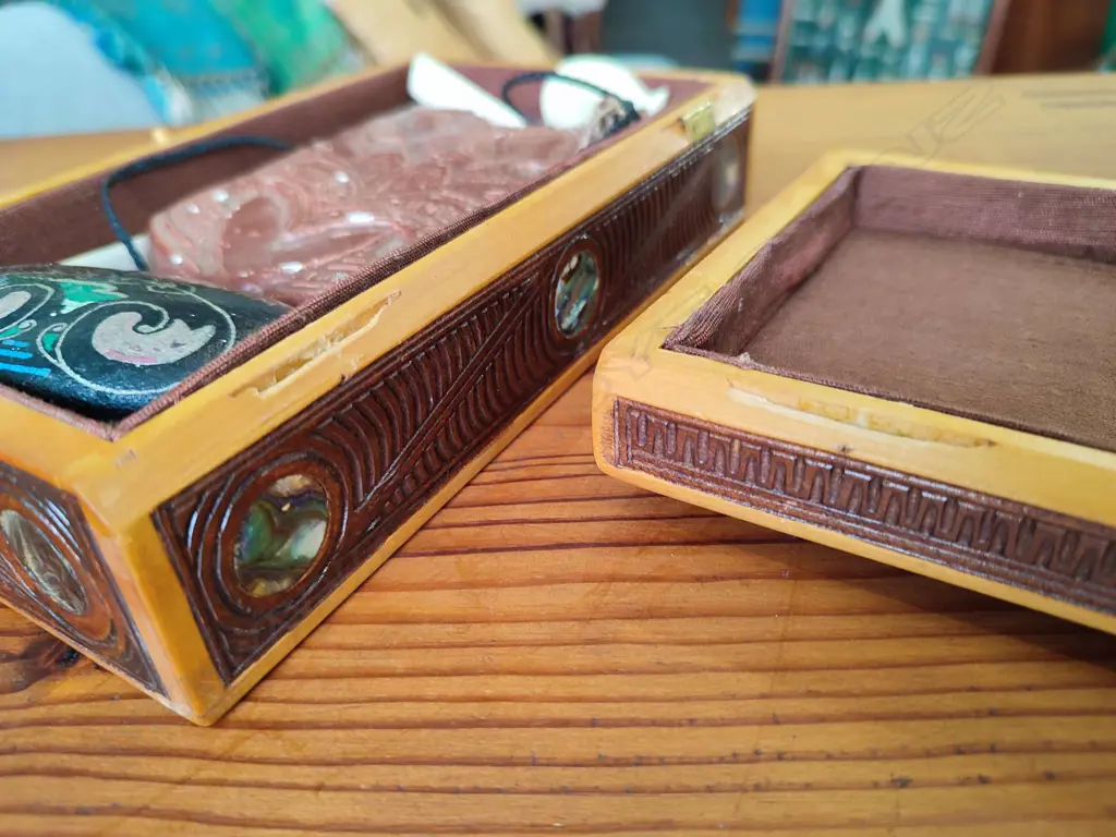 MAORI BOX w. PAUA INLAY W.205mm, 2 CARVED BONE PENDANT NECKLACES, PAINTED STONE & PLASTER TIKI FACE Image 1++