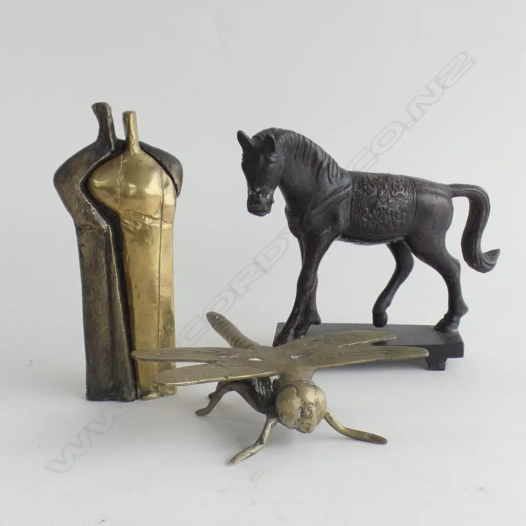 BRONZE HORSE ON WOODEN STAND (L 180MM) BRASS DRAGONFLY (L145MM) + PR BRASS EMBRACING FIGURES MARKED 55/100 (H150MM) Image 1++