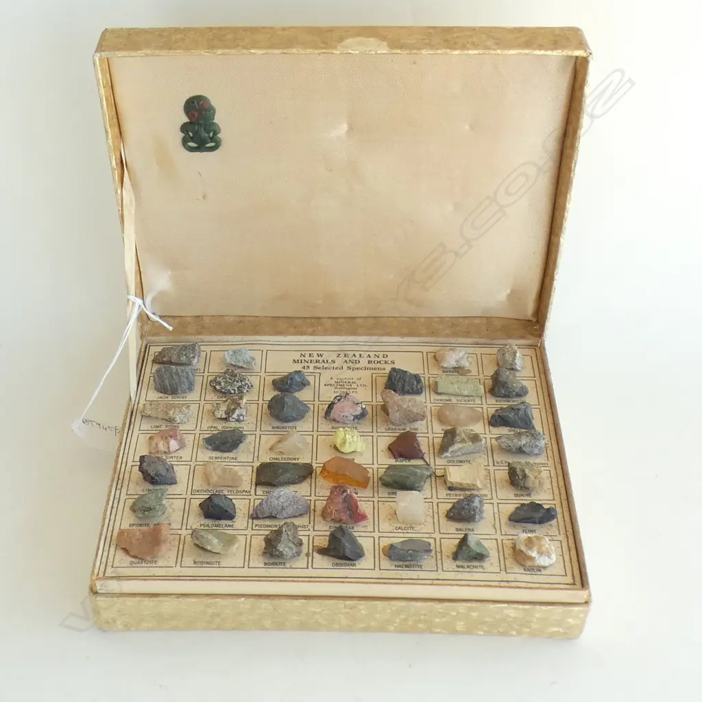COLLECTION NZ MINERALS & ROCKS, BOXED Image 1++
