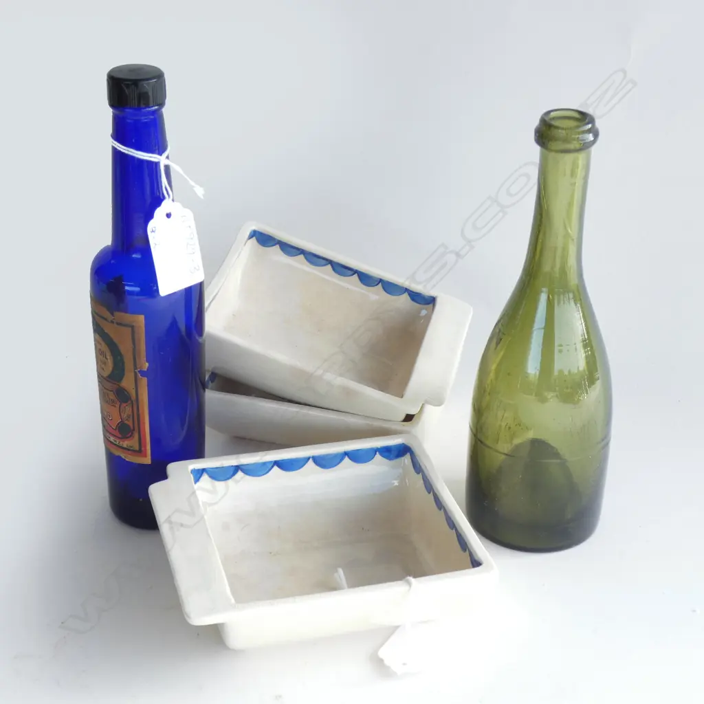 THREE VINTAGE SUSIE COOPER DISHES AND TWO VINTAGE BOTTLES Image 1++