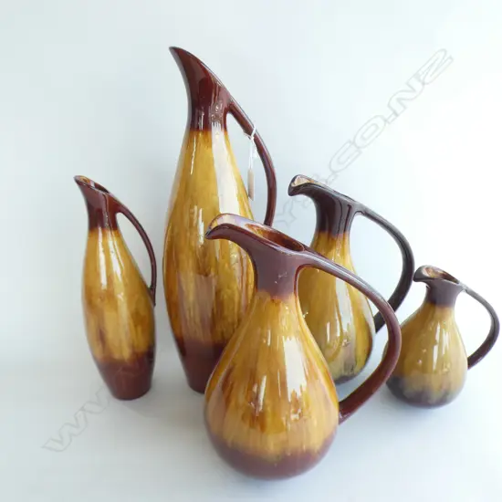 5 GRADUATING BLUE MOUNTAIN POTTERY JUGS (1 w. HANDLE AF) H.390mm