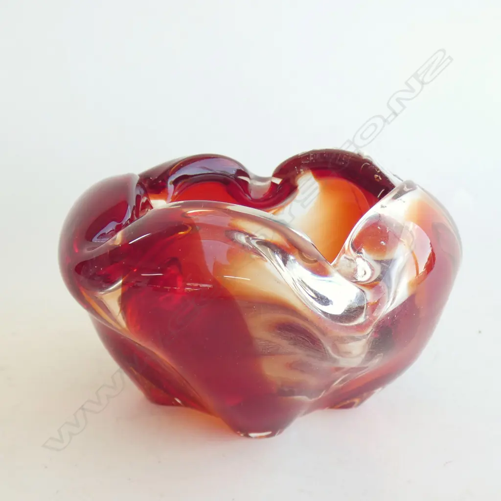 ART GLASS NUT DISH Image 1++