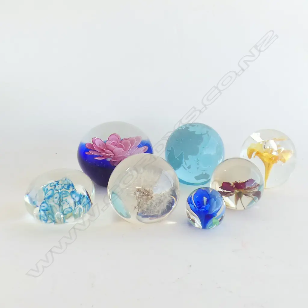 BOX 7 ASST GLASS PAPERWEIGHTS  Image 1++