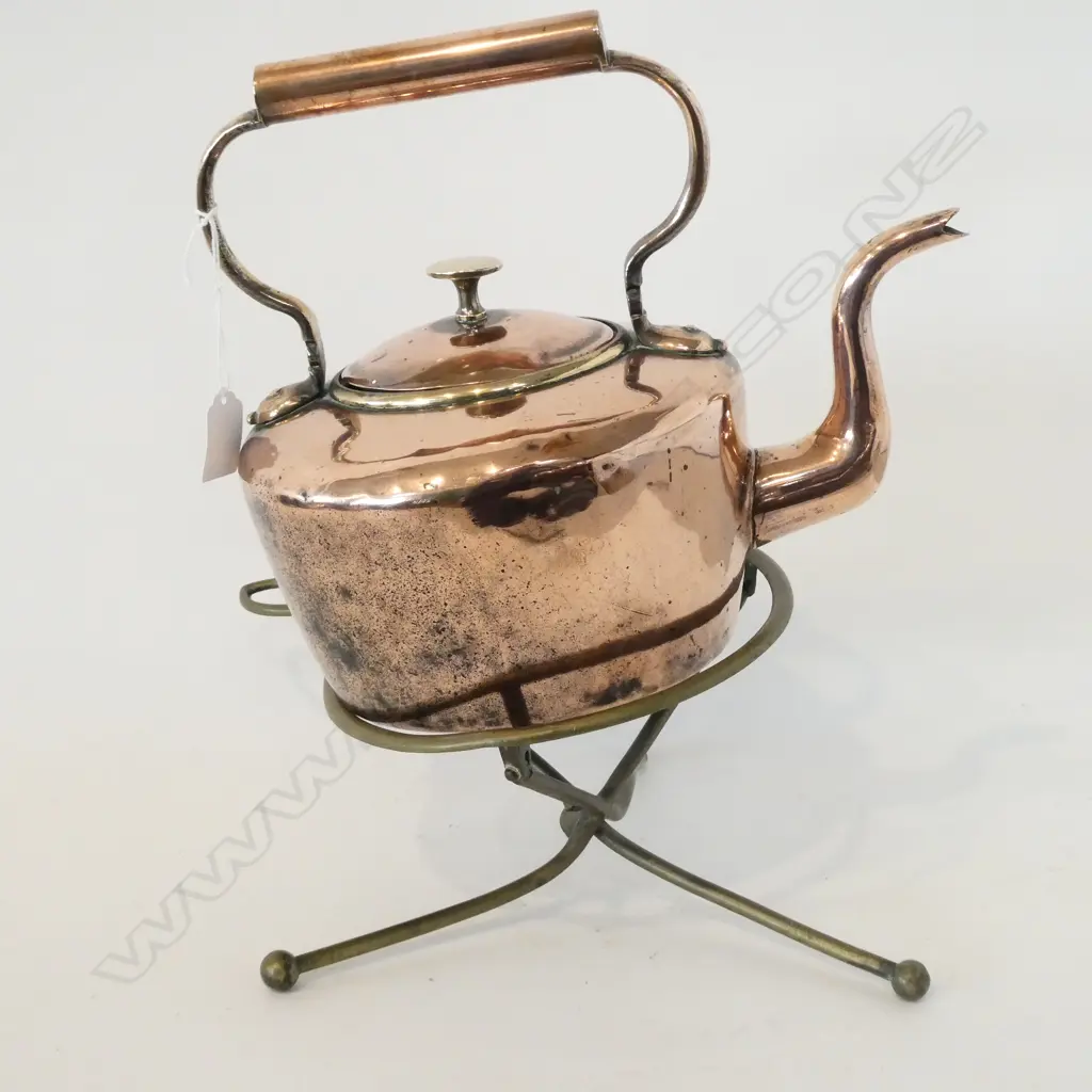 VICTORIAN COPPER KETTLE AND BRASS TRIVET Image 1++