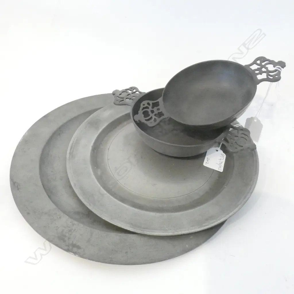 2 ANTIQUE PEWTER PORRIDGERS + 2 PEWTER CHARGES 275mm dia ALL WITH TOUCH MARKS Image 1++