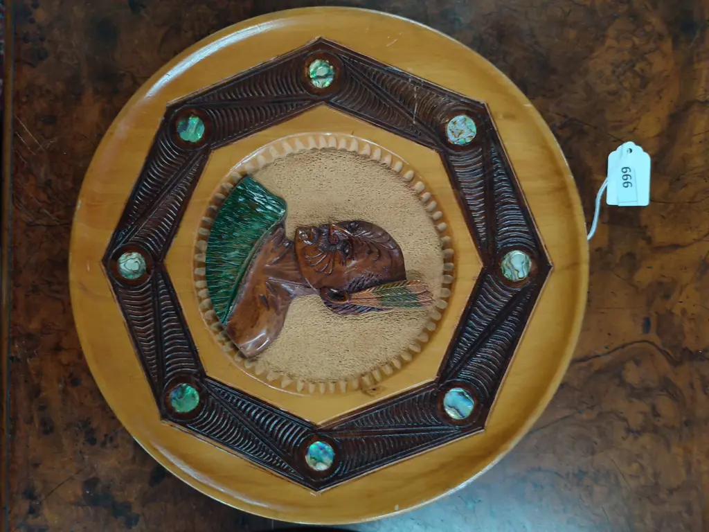 ASST. MAORI ITEMS; PR PLATES, 12 PLACEMATS & STAND Image 1++