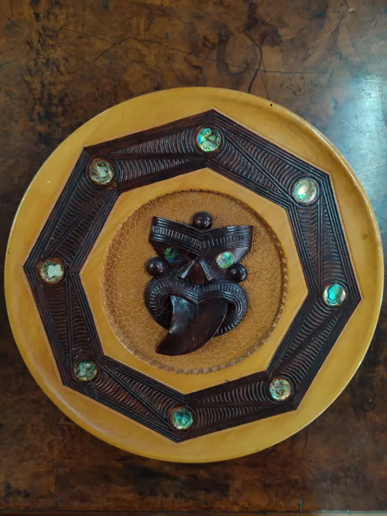 ASST. MAORI ITEMS; PR PLATES, 12 PLACEMATS & STAND Image 1++