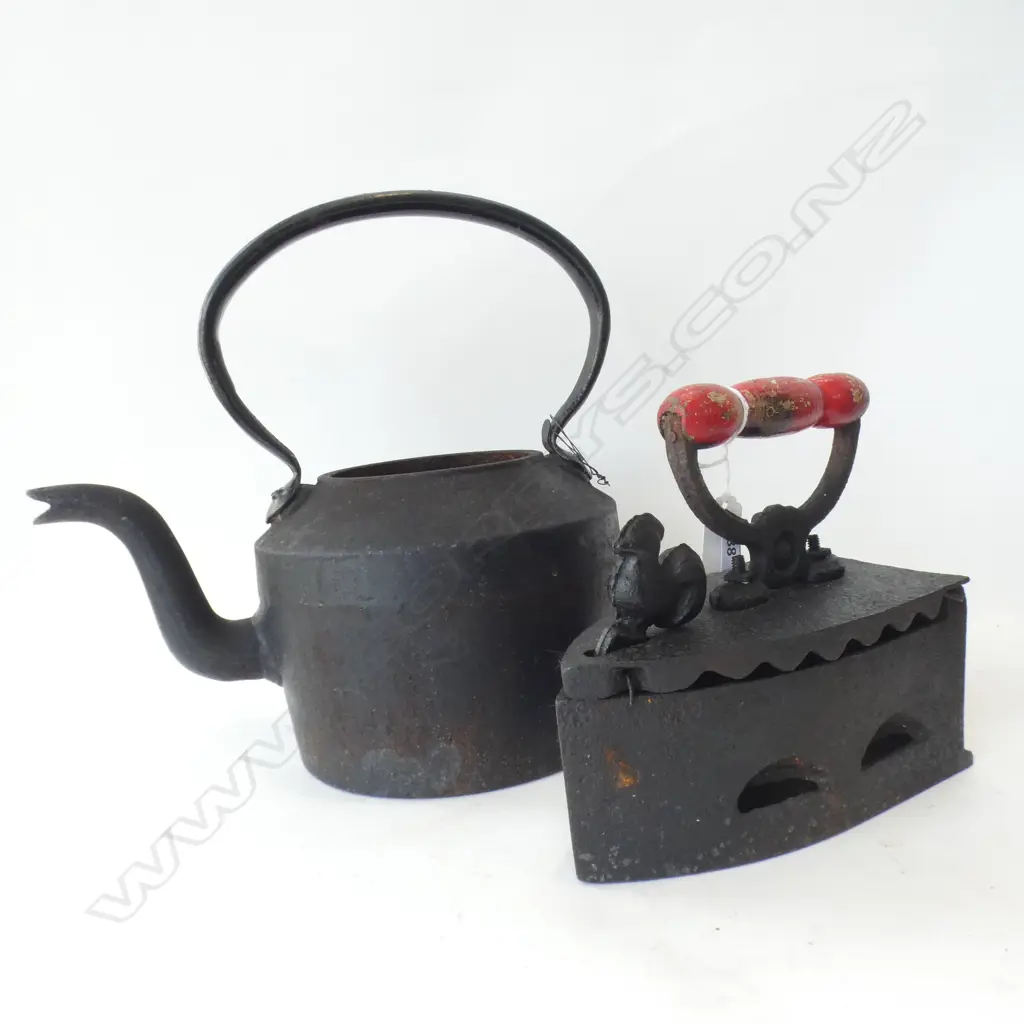 VINTAGE IRON KETTLE & IRON Image 1++
