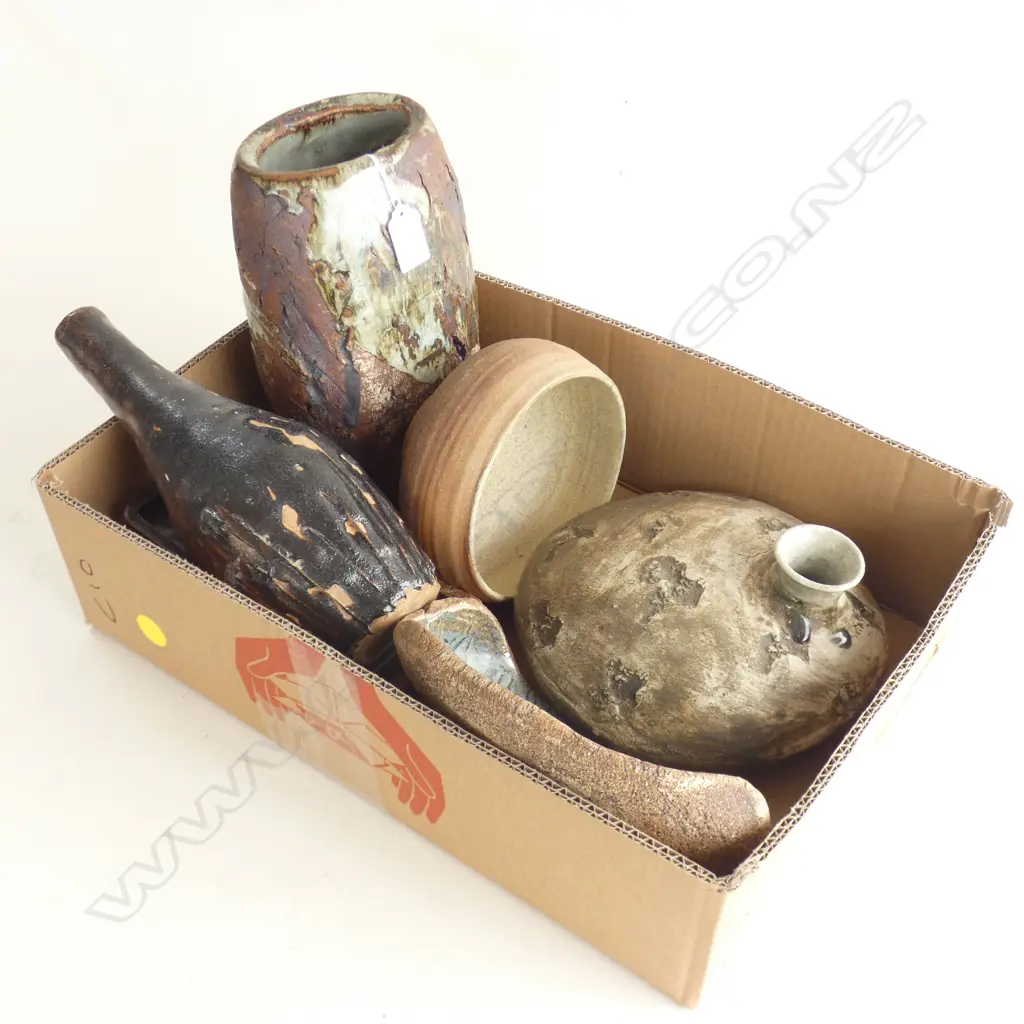 BOX NZ STUDIO POTTERY 'H' ETC 7 PCES Image 1++