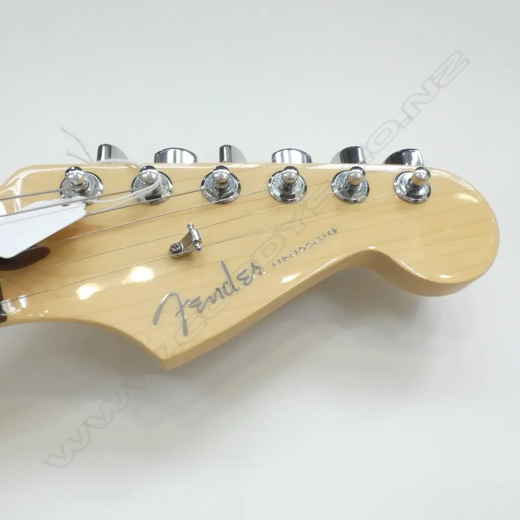 FENDER STRATOCASTER ELECTRIC GUTIAR WITH CASE Image 1++