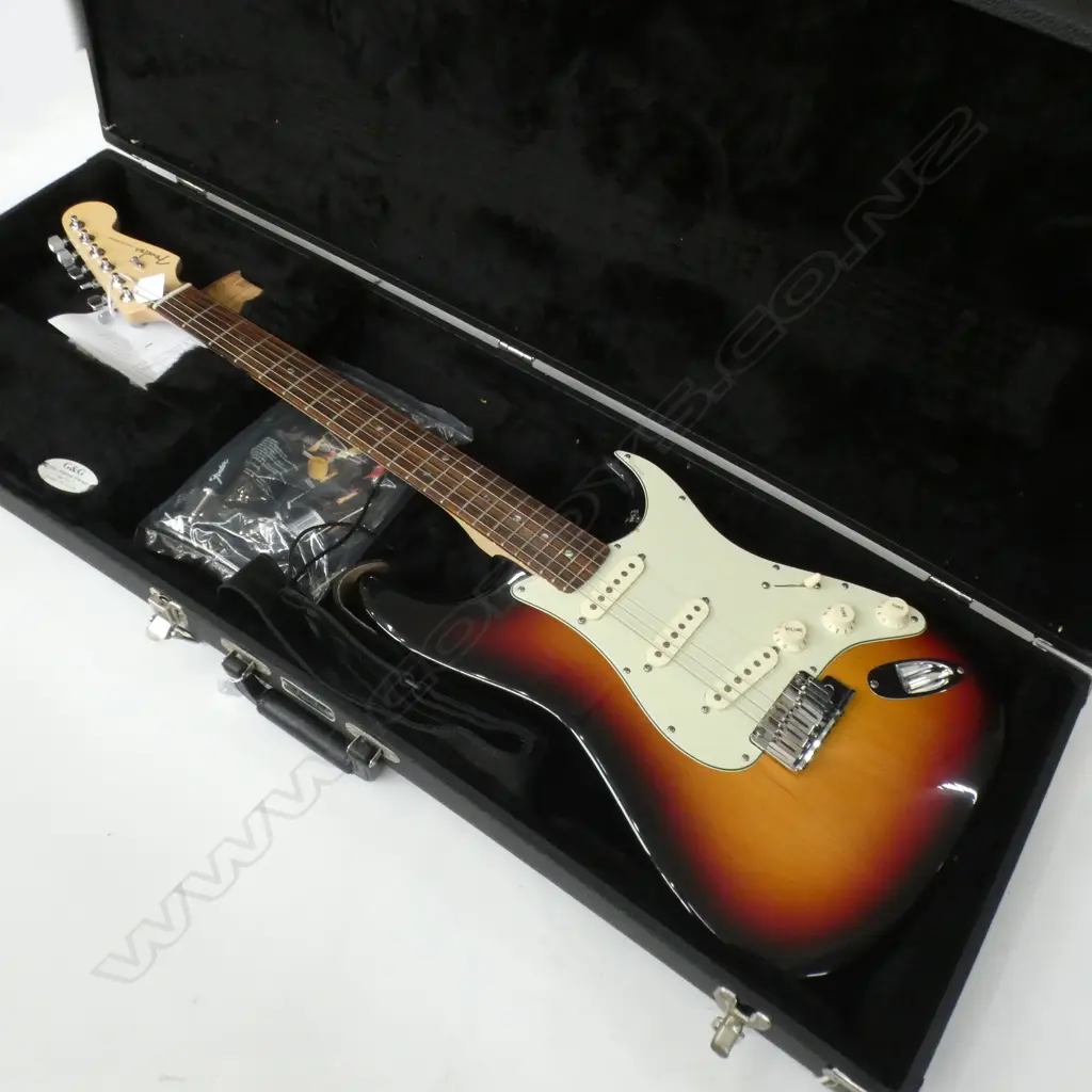FENDER STRATOCASTER ELECTRIC GUTIAR WITH CASE Image 1++