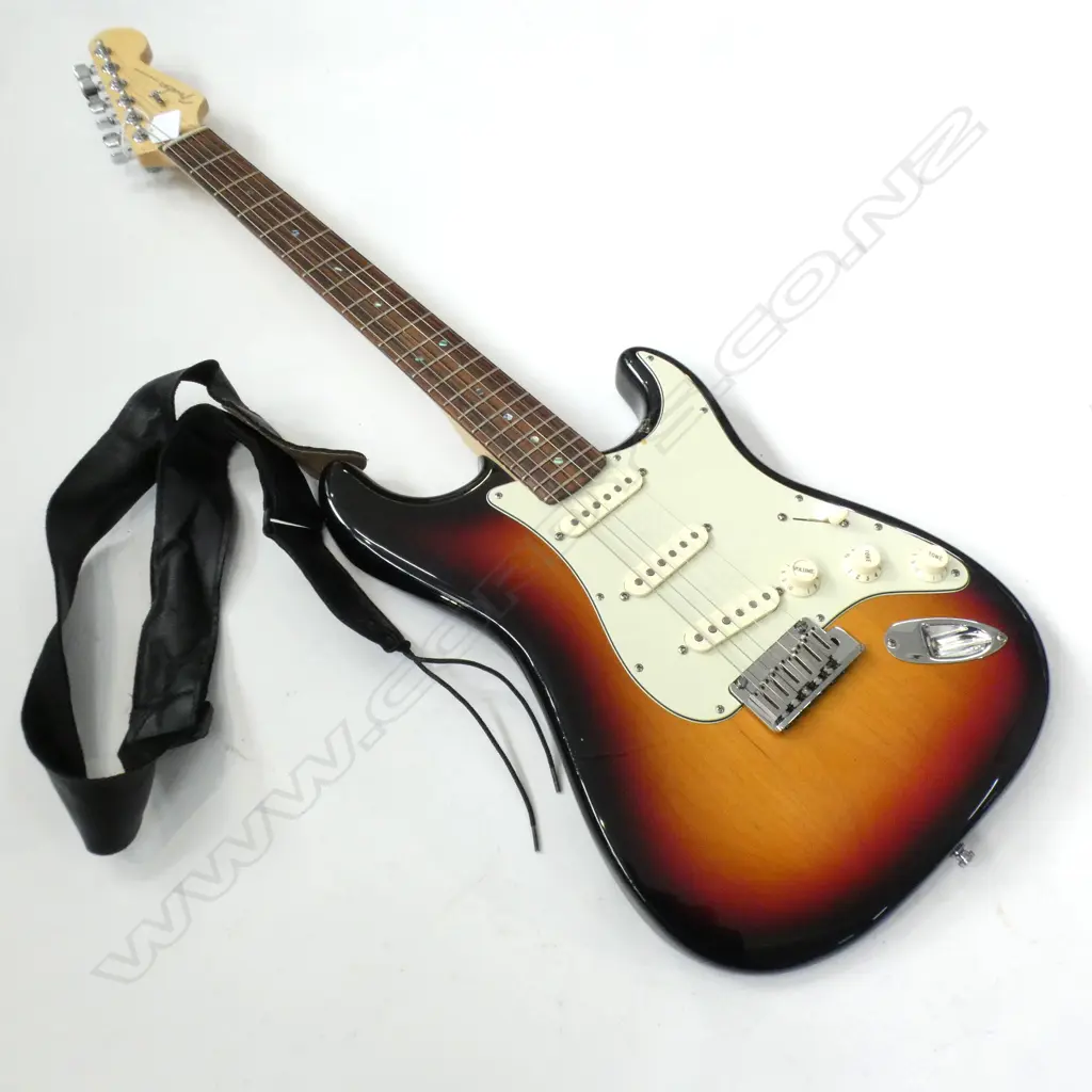FENDER STRATOCASTER ELECTRIC GUTIAR WITH CASE Image 1++