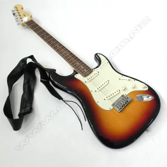 FENDER STRATOCASTER ELECTRIC GUTIAR WITH CASE
