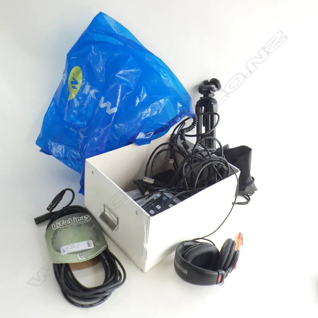 BOX ASST MUSIC CABLES, FADERPOINT ETC... Image 1++