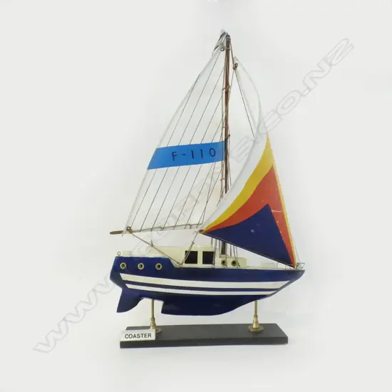 WOODEN MODEL YACHT H 650 MM