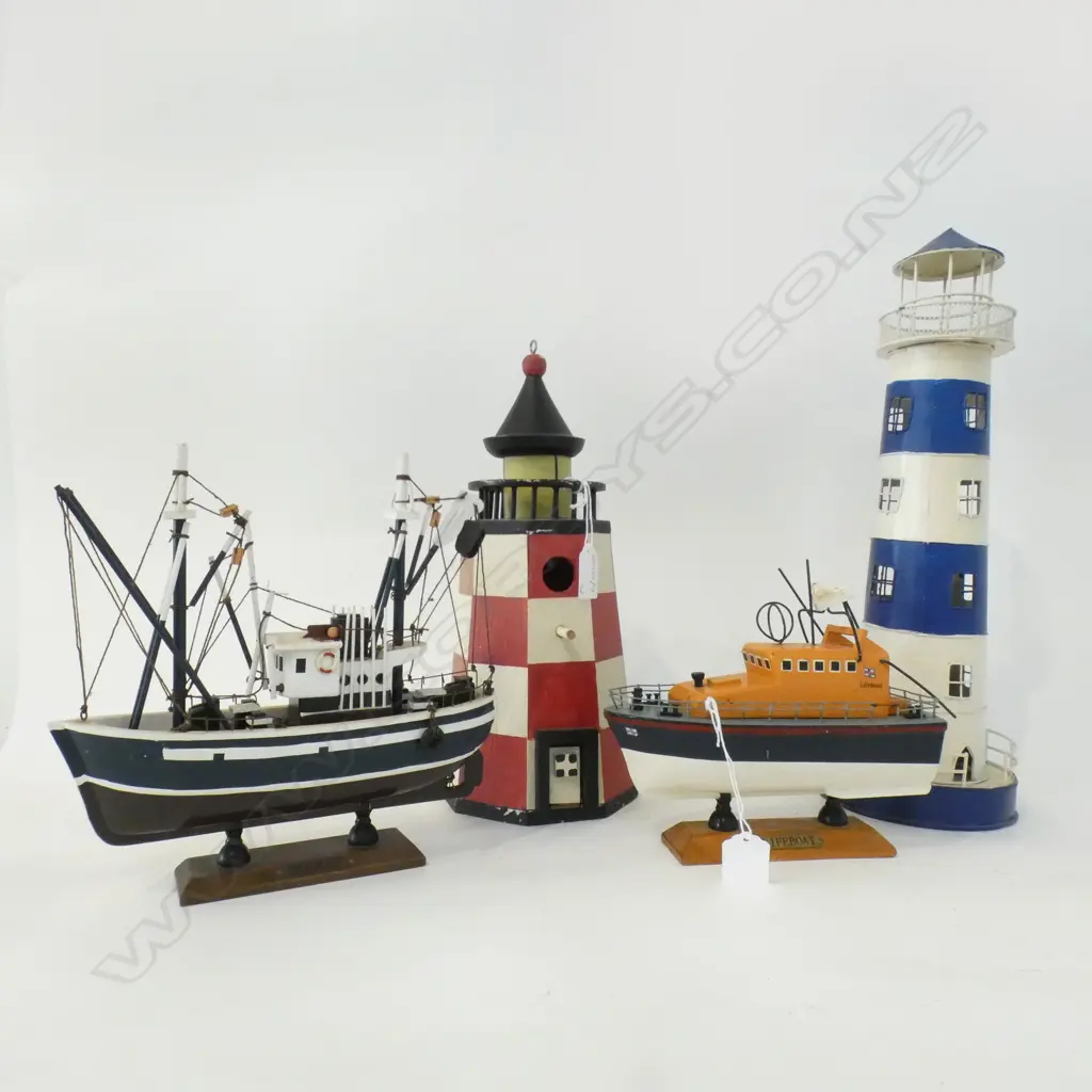  2 MODEL BOATS AND TWO LIGHT HOUSES H 420 MM Image 1++