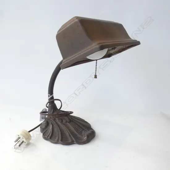 VINTAGE METAL BANKERS LAMP w. SHELL BASE W.220mm