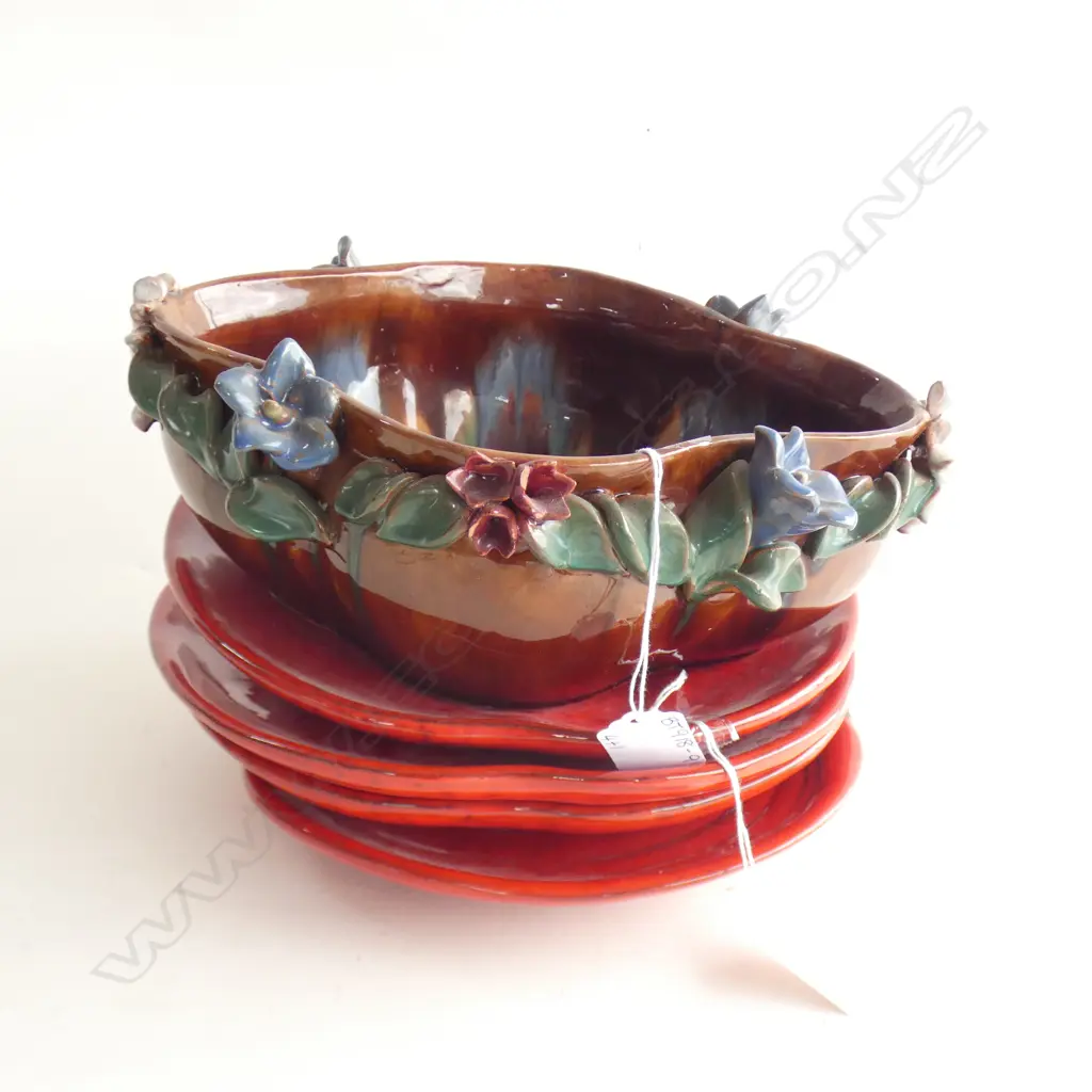 4 ITALIAN CERAMIC RED APPLE SHAPED PLATES (DIA 235MM) + AUSTRIAN BOWL WITH APPLIED FLOWERS (L250MM) Image 1++