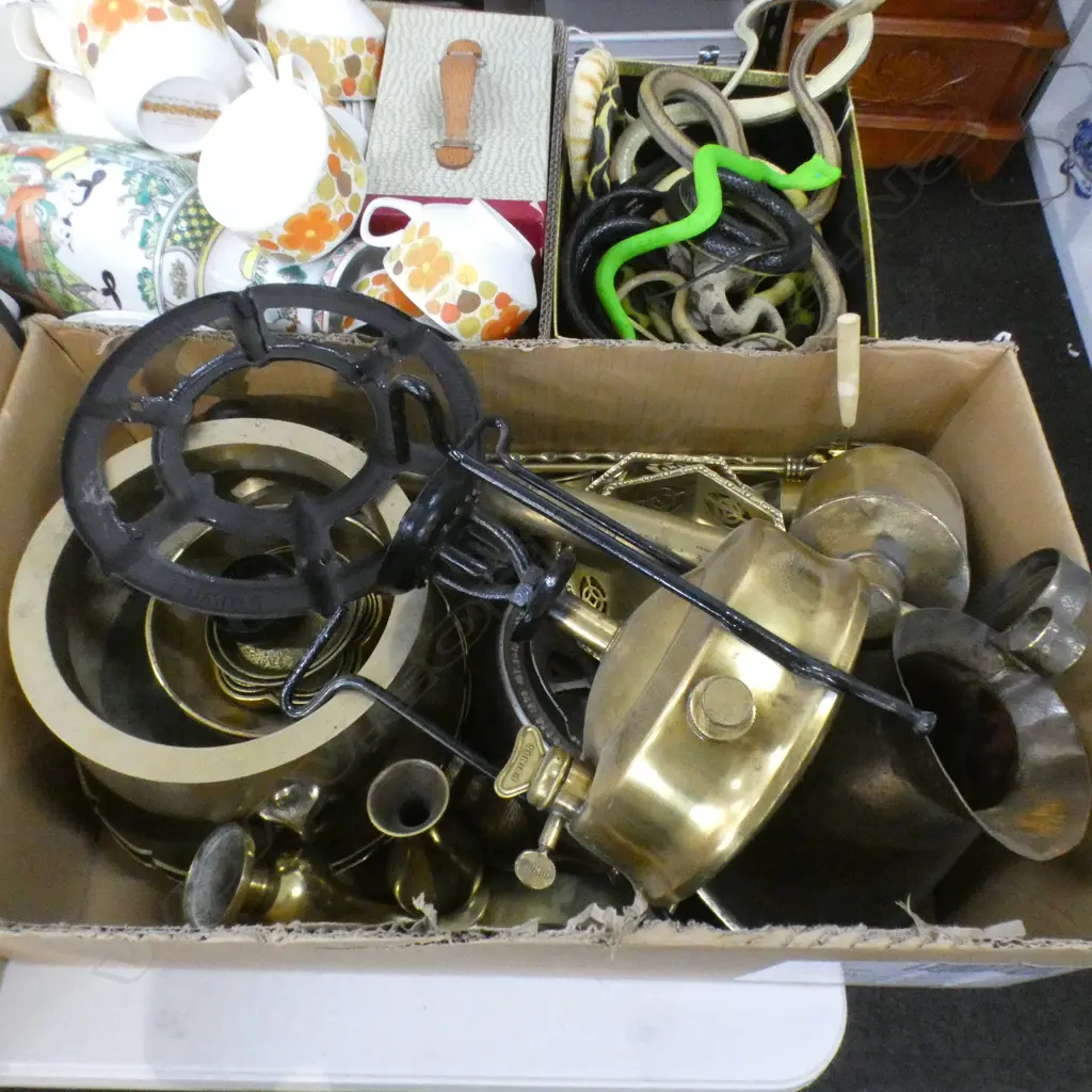 BOX LOT ASST. BRASS ITEMS; BURNER, SPRAYER ETC Image 1++
