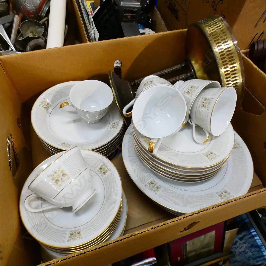 BOX LOT LARGE YAMATO PART DINNER SERVICE + STAND Image 1++