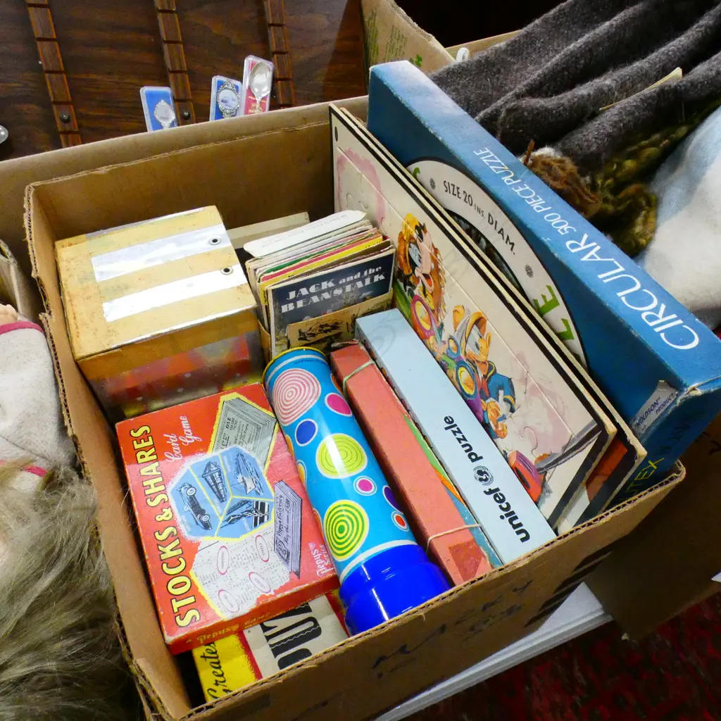 BOX LOT VINTAGE CHILDRENS TOYS Image 1++