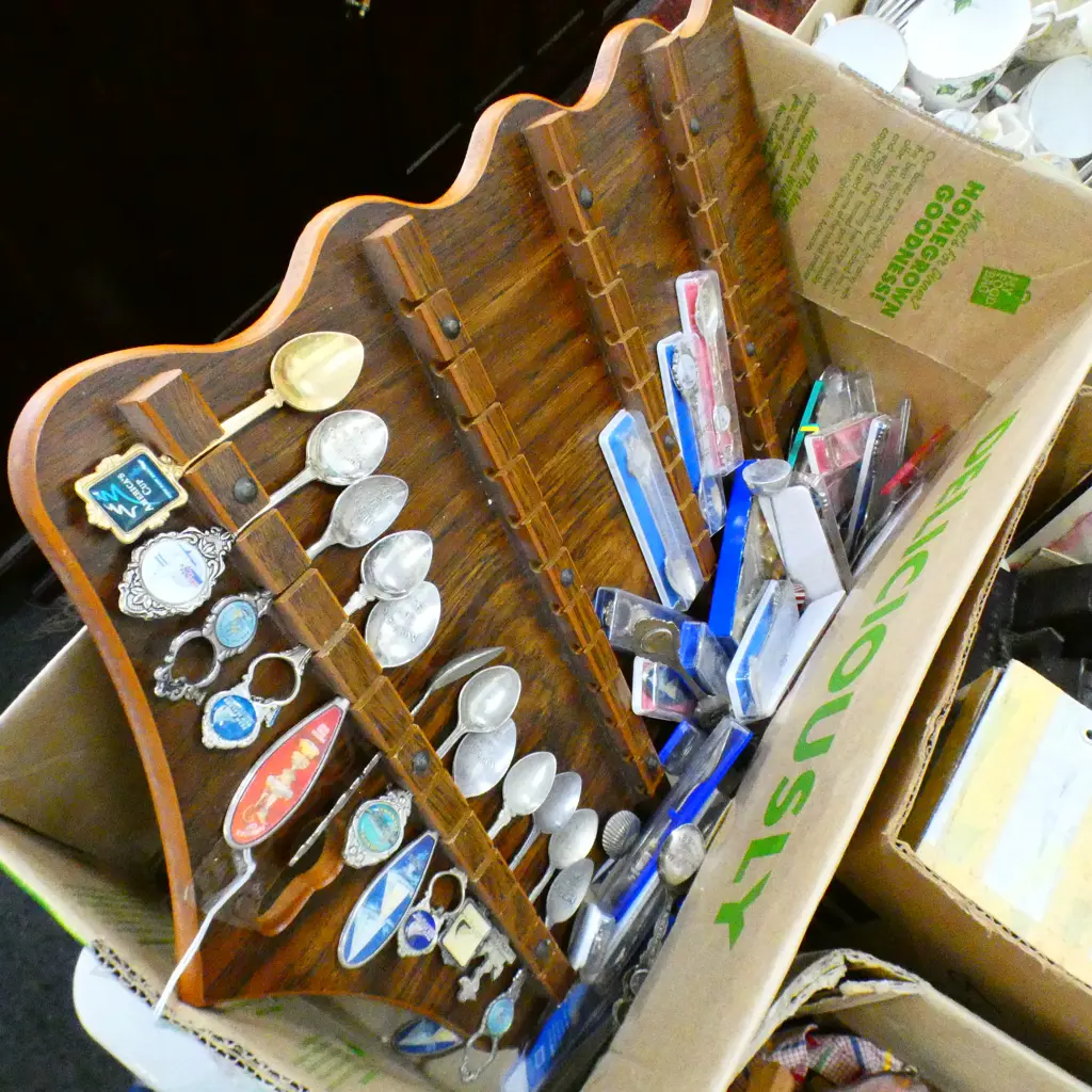 LOT OF ASST YACHTING COMMEMORATIVE TEASPOONS WITH STAND Image 1++