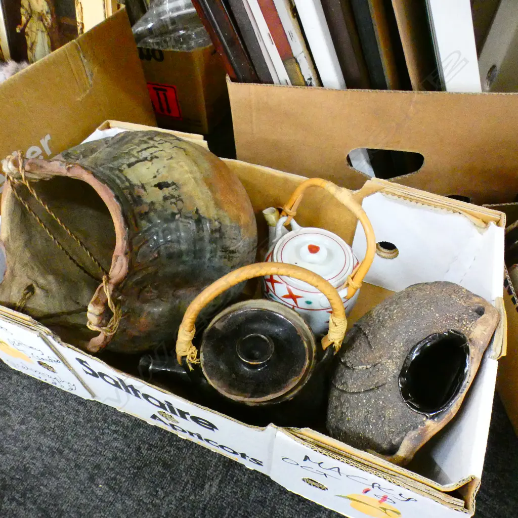 4 POTTERY PCES: LGE HANGING POT + DISCOID VASE + 2 TEAPOTS Image 1++