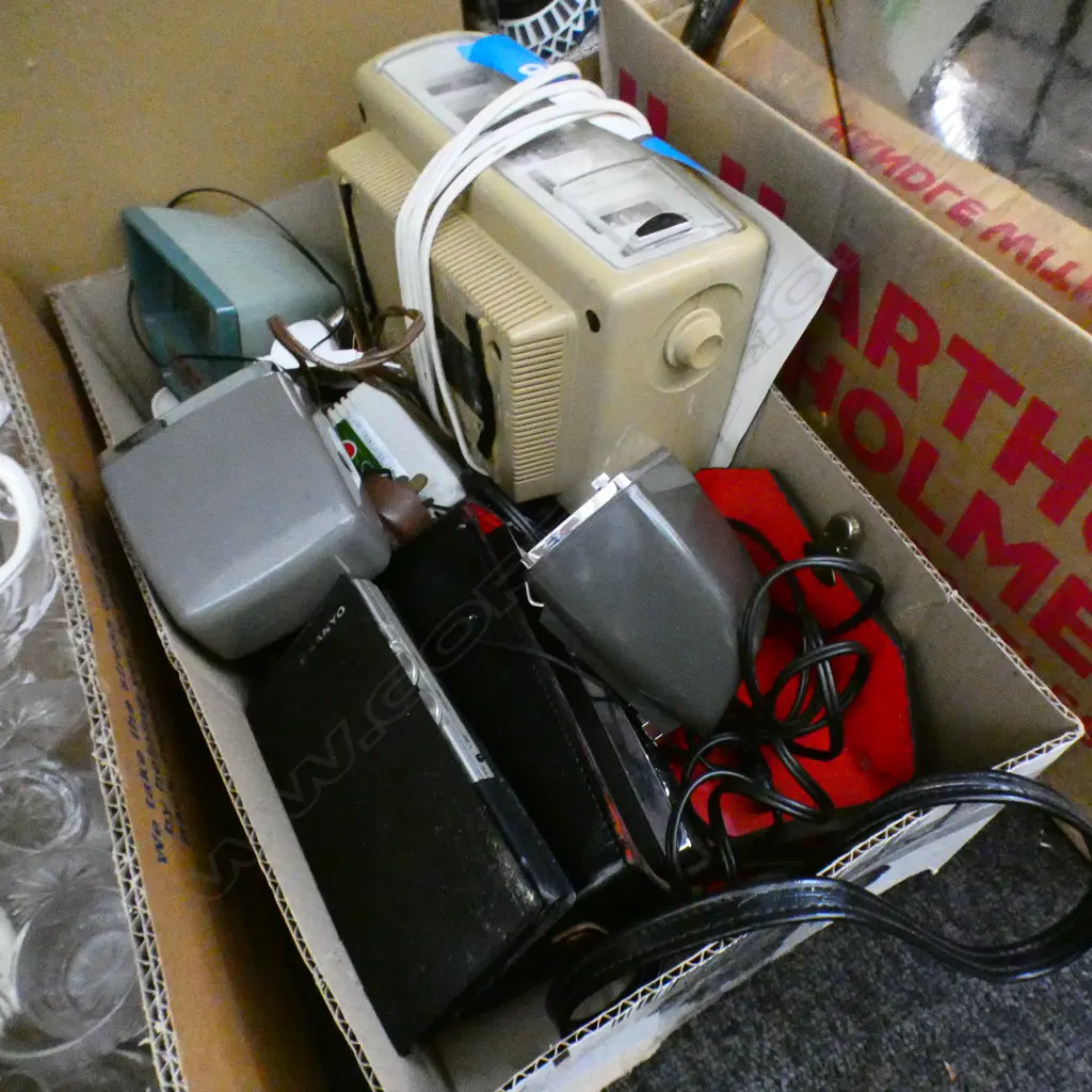 BOX LOT ASST. VINTAGE / RETRO RADIOS, CLOCKS ETC Image 1++