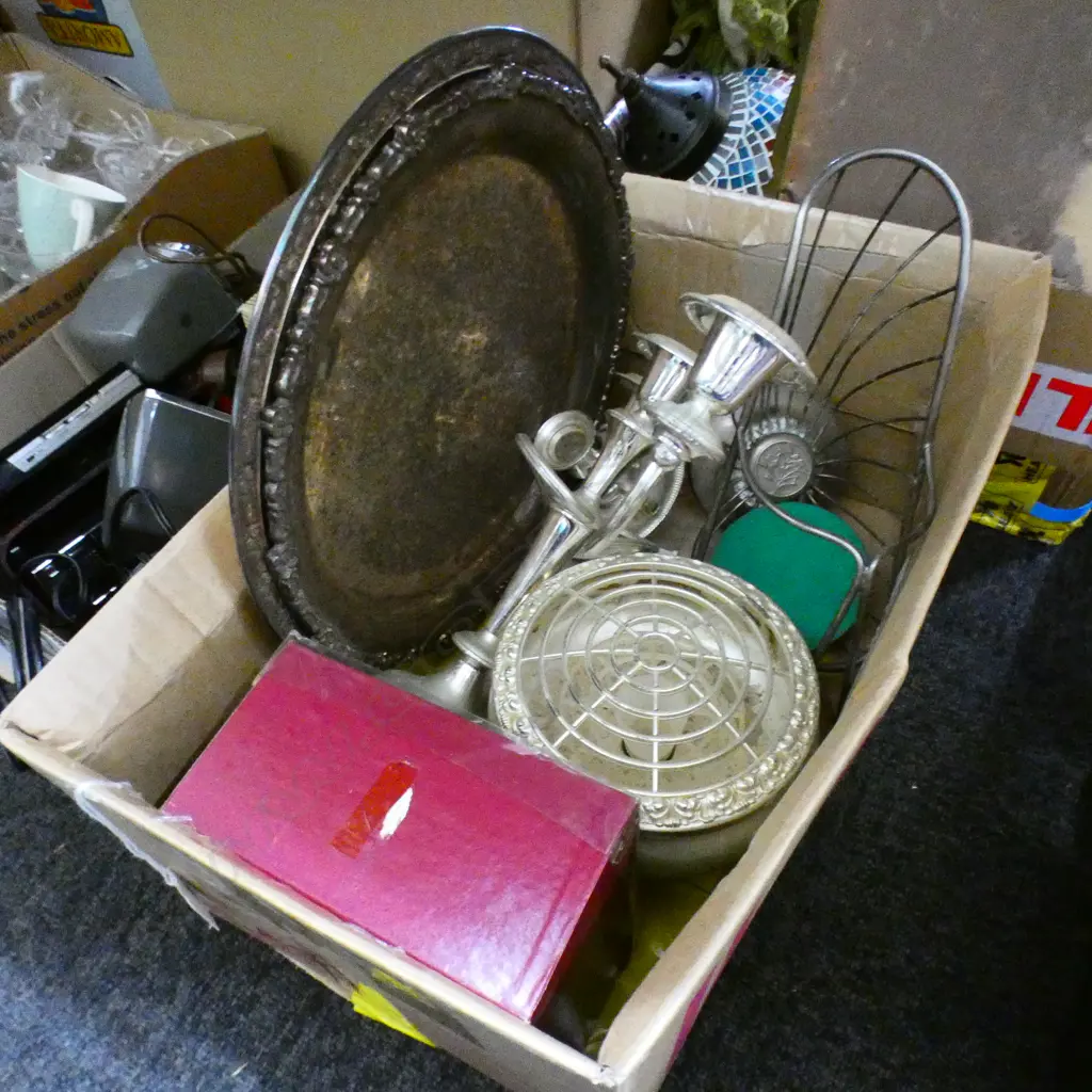 BOX VINTAGE SILVER PLATE INCL WINE BOTTLE HOLDER, TRAYS ETC.. Image 1++