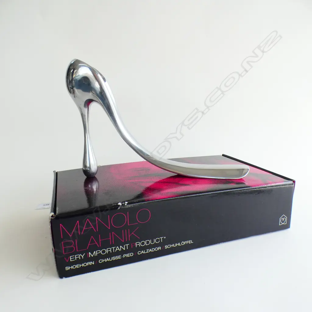 MANOLO BLAHNIK SHOEHORN, BOXED  Image 1++
