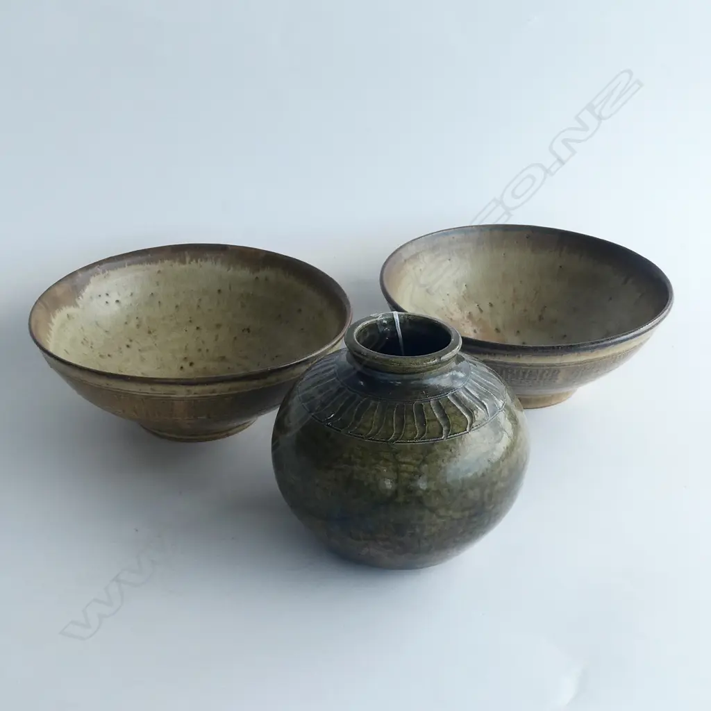 2 STUDIO POTTERY BOWLS & 1 VASE Image 1++