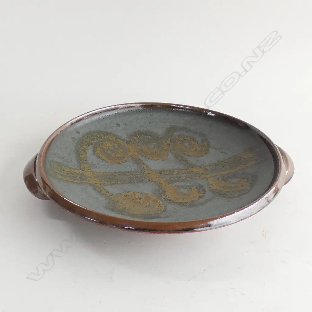 PETER STITCHBURY TWO HANDLED PLATE Image 1++