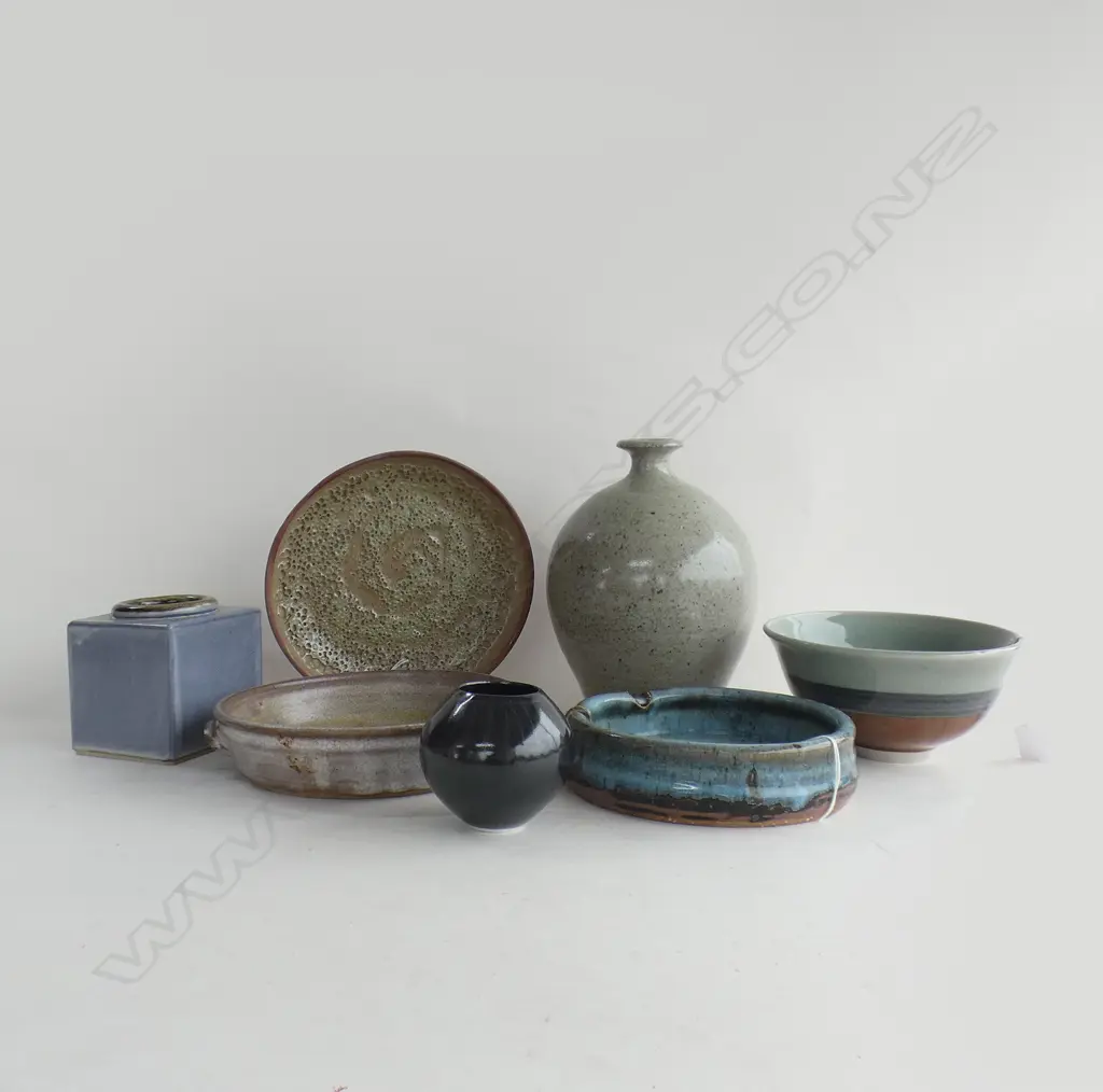 SEVEN VARIOUS PIECES OF POTTERY Image 1++