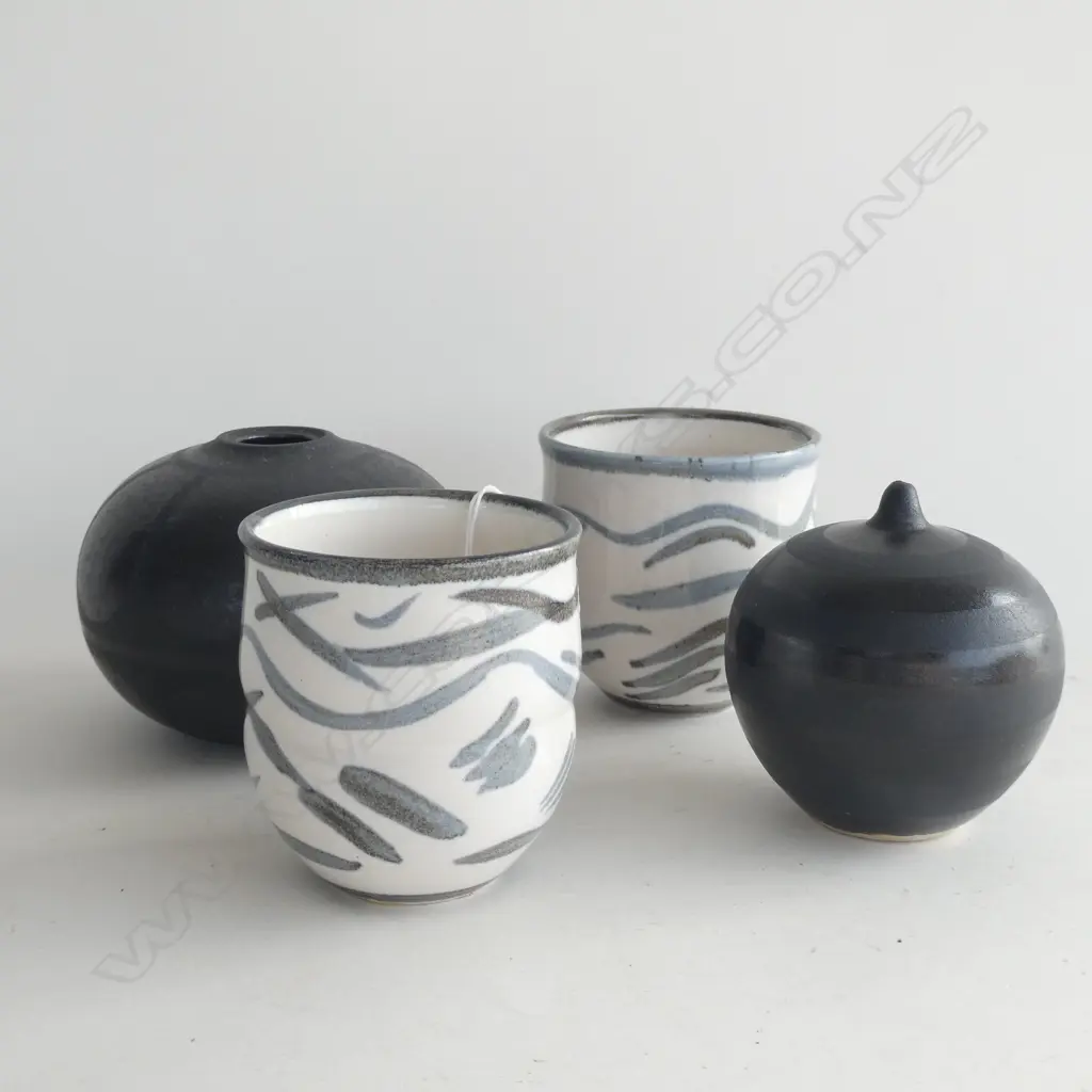 4 PCES ANNEKE BORREN STUDIO POTTERY; 2 CUPS + 2 VASES H.85mm Image 1++