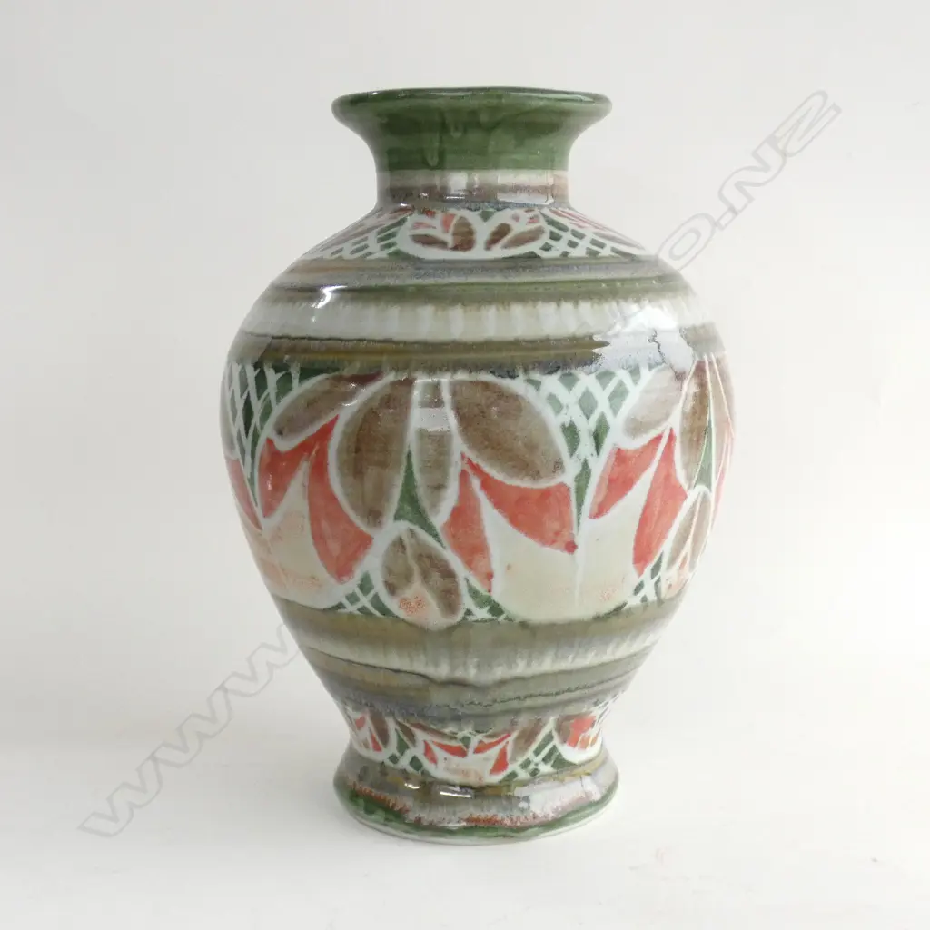 RED BARN COLOURFUL POTTERY VASE Image 1++