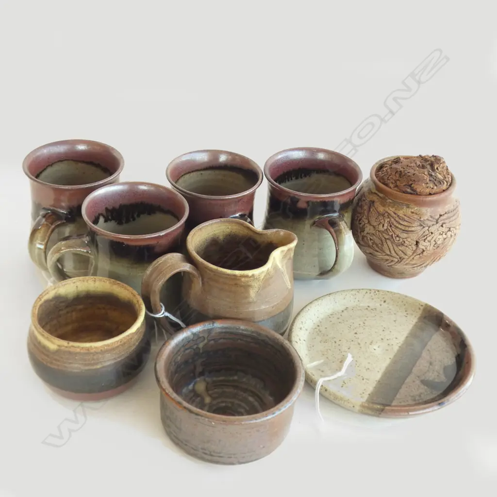 THIRTEEN VARIOUS SMALL POTTERY PIECES Image 1++