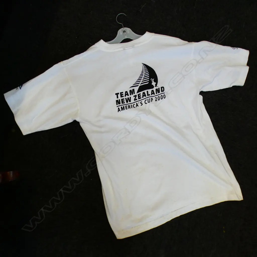 SIGNED TEAM NZ AMERICAS CUP 2000 T-SHIRT  Image 1++