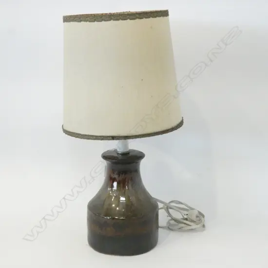 NZ POTTERY BASE SIDE LAMP H.560mm WITH SHADE-WORKING